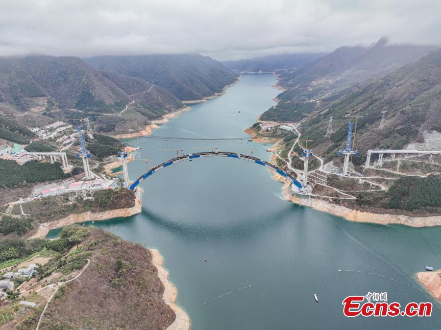 Maior ponte de arco de vão do mundo está em construção no sul da China