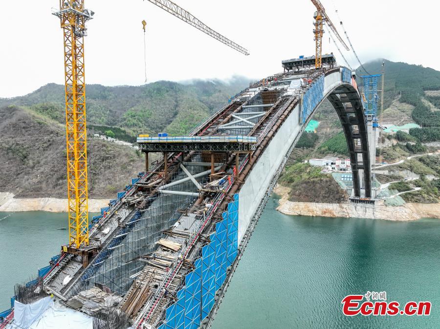 Maior ponte de arco de vão do mundo está em construção no sul da China