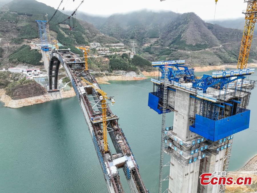 Maior ponte de arco de vão do mundo está em construção no sul da China