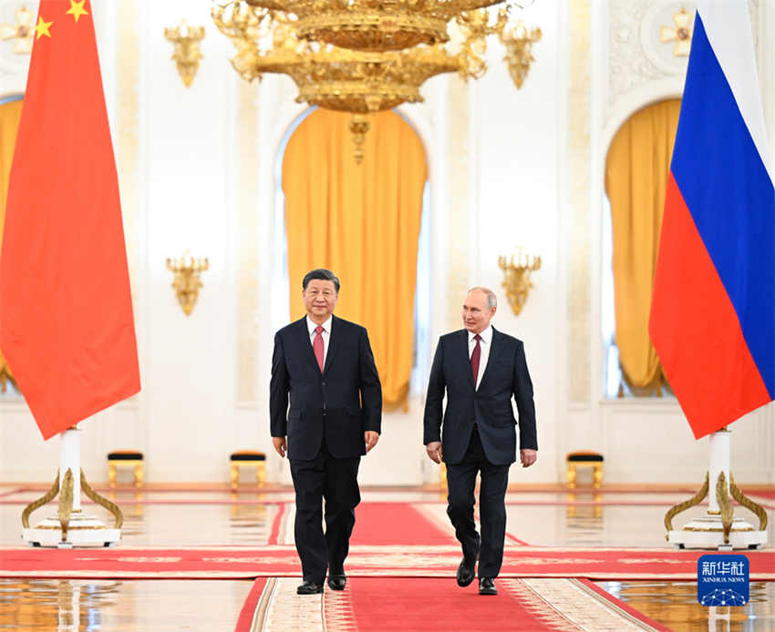 Xi Jinping e Putin destacam conversações como solução da crise ucraniana