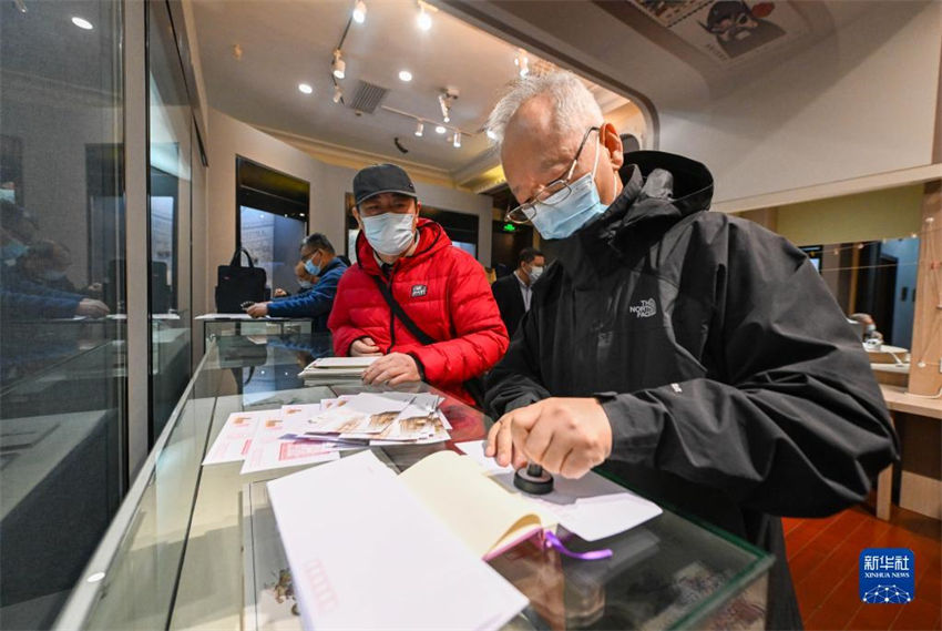 Capa comemorativa e cartão postal do 145º aniversário dos correios modernos da chinês foram emitidos em Tianjin