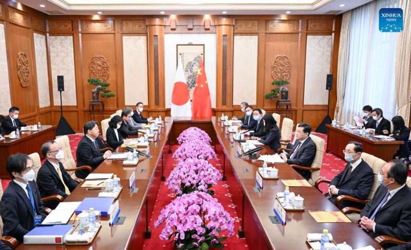 Chanceleres da China e do Japão conversam sobre relações