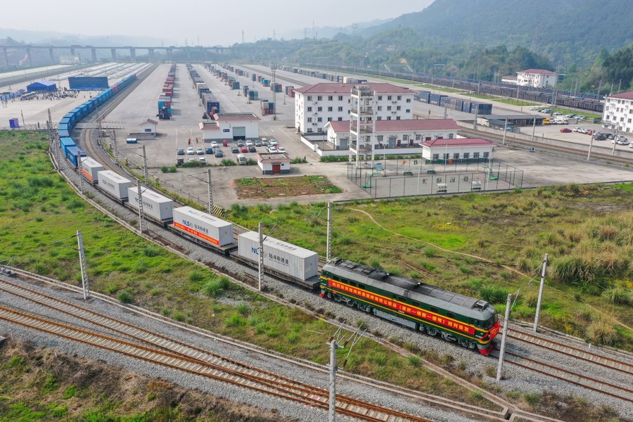 Nova rota combinada de ferrovia e autoestrada é aberta via Novo Corredor Internacional de Comércio Terra-Mar