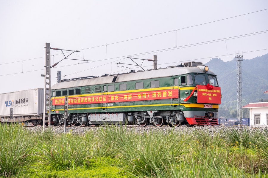 Nova rota combinada de ferrovia e autoestrada é aberta via Novo Corredor Internacional de Comércio Terra-Mar