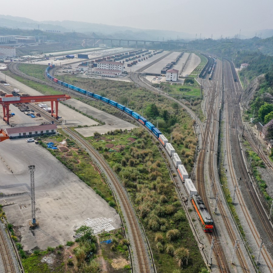 Nova rota combinada de ferrovia e autoestrada é aberta via Novo Corredor Internacional de Comércio Terra-Mar