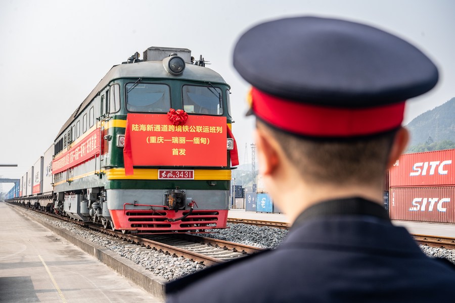 Nova rota combinada de ferrovia e autoestrada é aberta via Novo Corredor Internacional de Comércio Terra-Mar