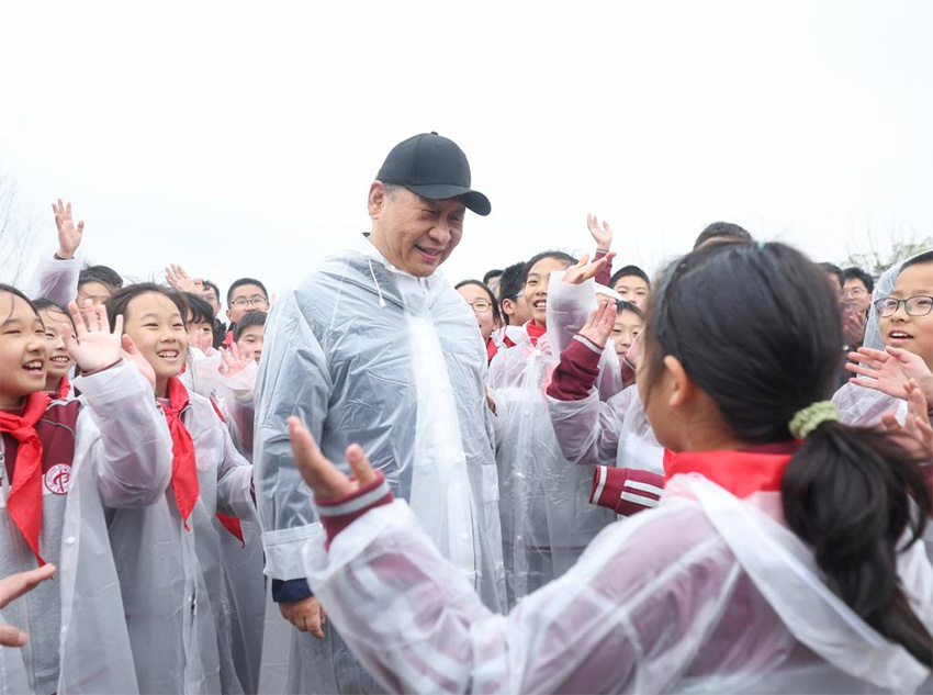 Xi Jinping planta árvores em Beijing, pedindo mais esforços de reflorestamento para desenvolvimento verde e construção da bela China