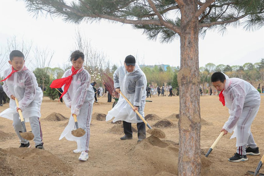 Xi Jinping planta árvores em Beijing, pedindo mais esforços de reflorestamento para desenvolvimento verde e construção da bela China