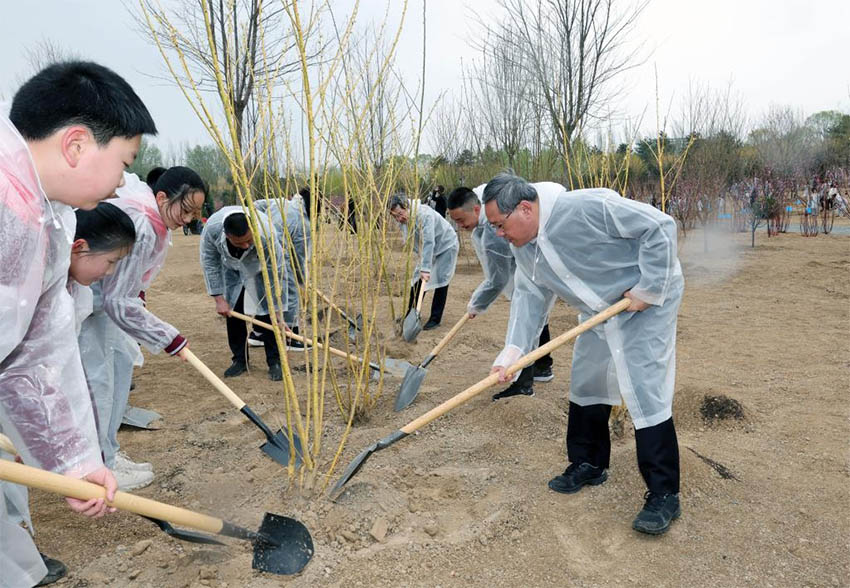 Xi Jinping planta árvores em Beijing, pedindo mais esforços de reflorestamento para desenvolvimento verde e construção da bela China