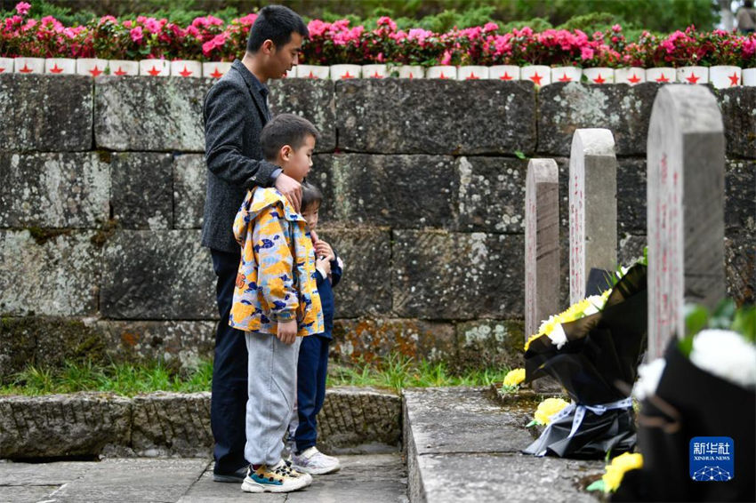 Pessoas prestam homenagens a ancestrais no Festival Qingming