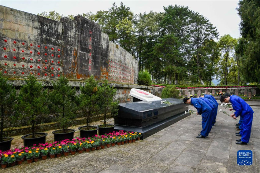 Pessoas prestam homenagens a ancestrais no Festival Qingming