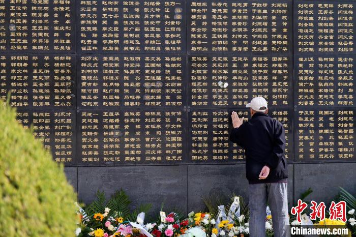 Habitantes de Tangshan homenageiam vítimas do terremoto ocorrido em 1976