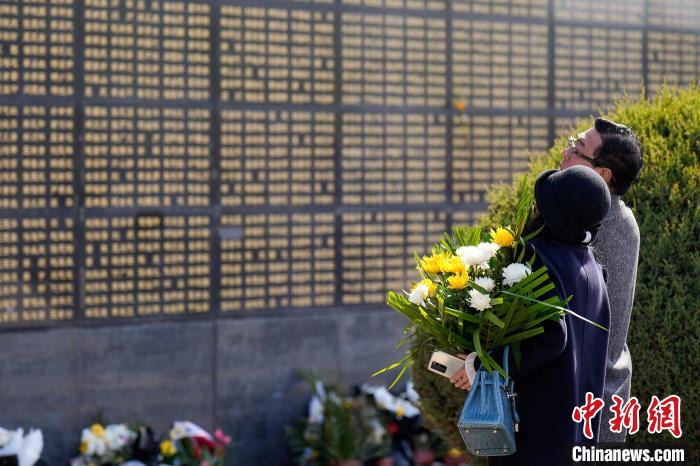 Habitantes de Tangshan homenageiam vítimas do terremoto ocorrido em 1976