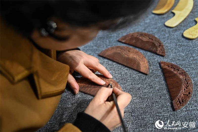 Anhui: fabrico de pentes de madeira artesanais de Langqiao, arte transmitida por milhares de anos