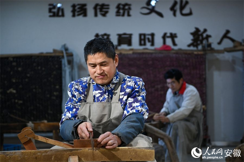 Anhui: fabrico de pentes de madeira artesanais de Langqiao, arte transmitida por milhares de anos