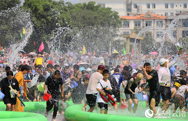 Yunnan: Milhares de pessoas celebram o Festival Songkran