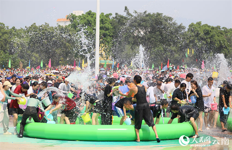 Yunnan: Milhares de pessoas celebram o Festival Songkran