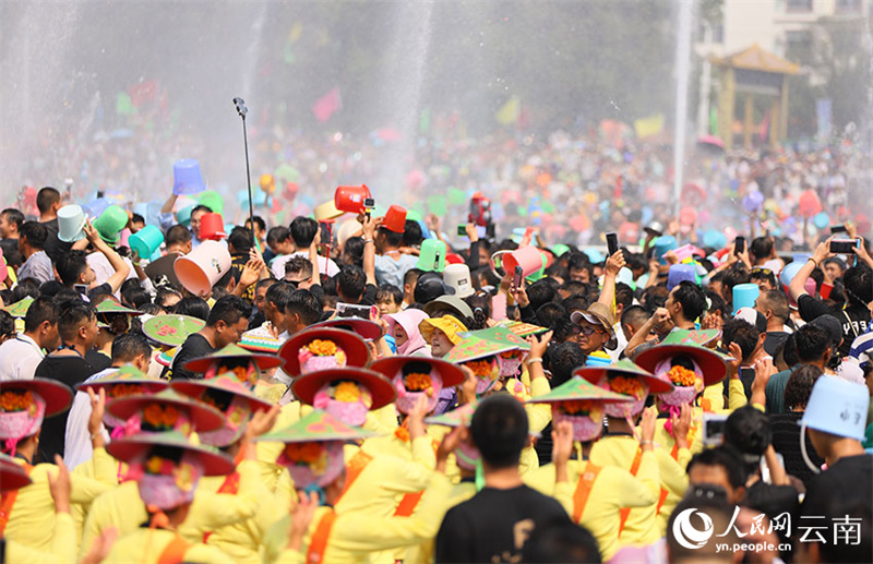 Yunnan: Milhares de pessoas celebram o Festival Songkran