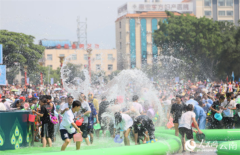 Yunnan: Milhares de pessoas celebram o Festival Songkran