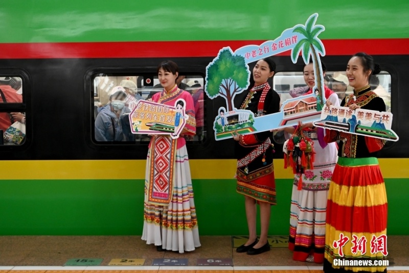 Trem internacional de passageiros da ferrovia China-Laos é inaugurado