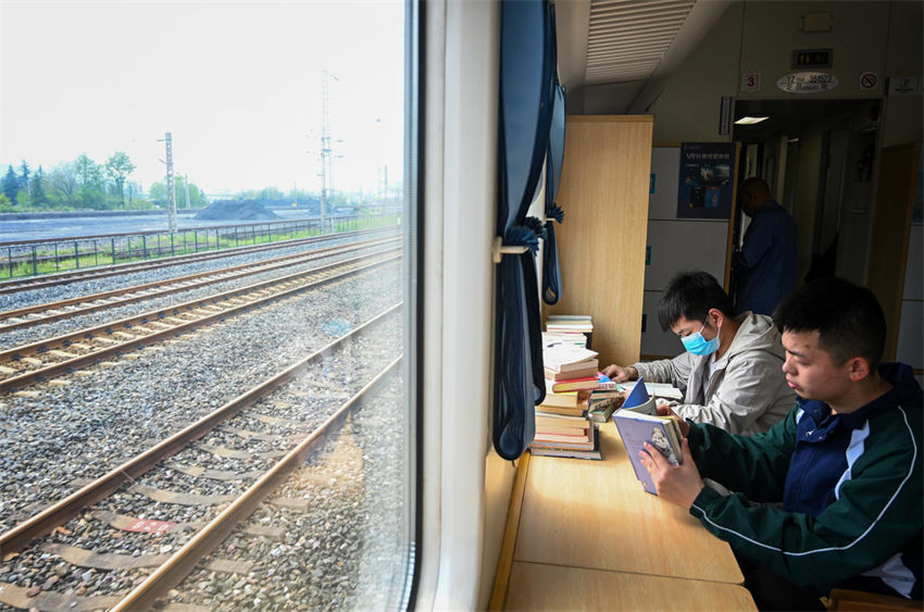 Primeiro trem-bala equipado com uma biblioteca parte de Chongqing