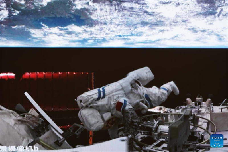 Taikonautas da Shenzhou-15 batem recorde na China ao completar 4ª caminhada espacial