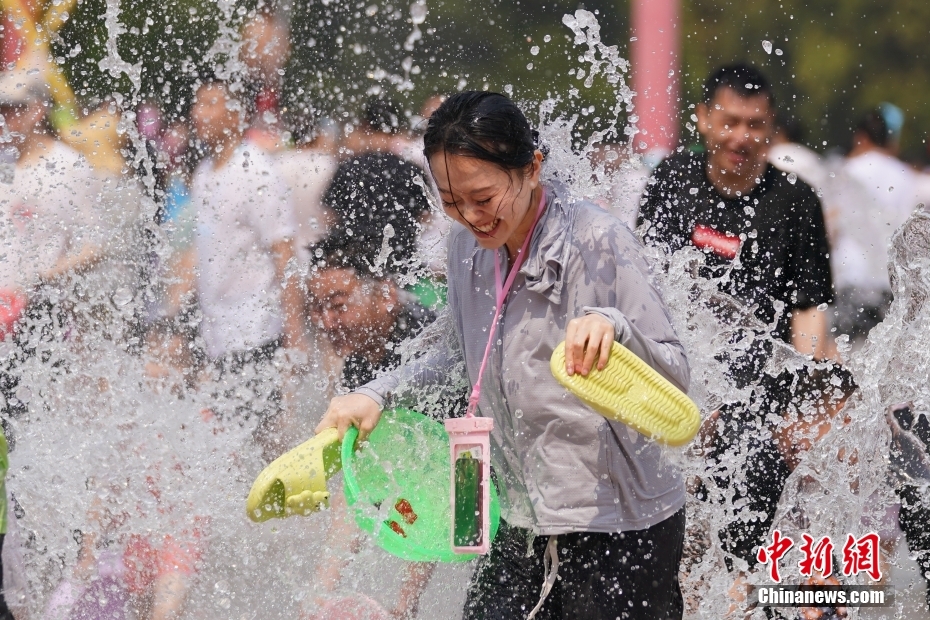 Yunnan realiza Festival de Aspersão de Água