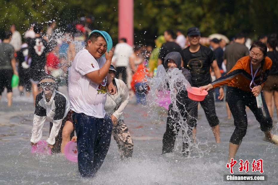 Yunnan realiza Festival de Aspersão de Água