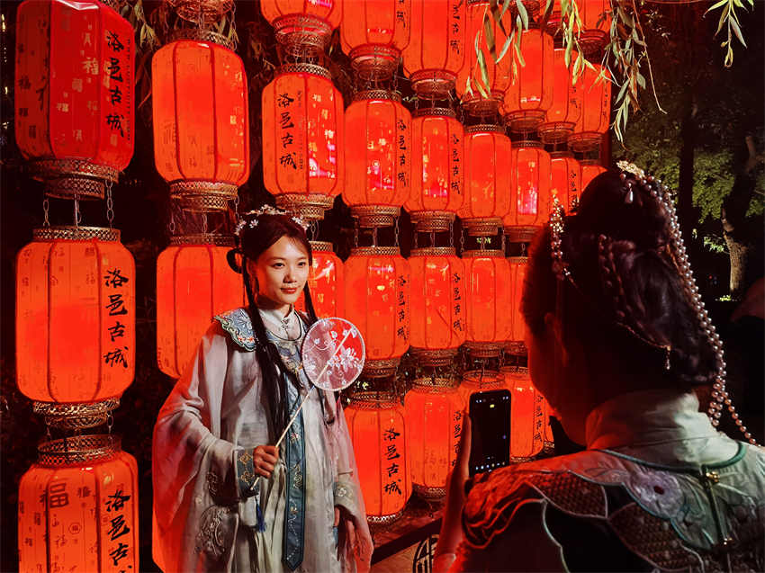 Experimente a beleza do Hanfu na antiga cidade de Luoyi