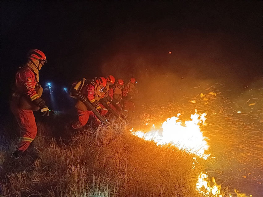 Incêndios deflagram em pastagens nas fronteiras China-Mongólia e China-Rússia