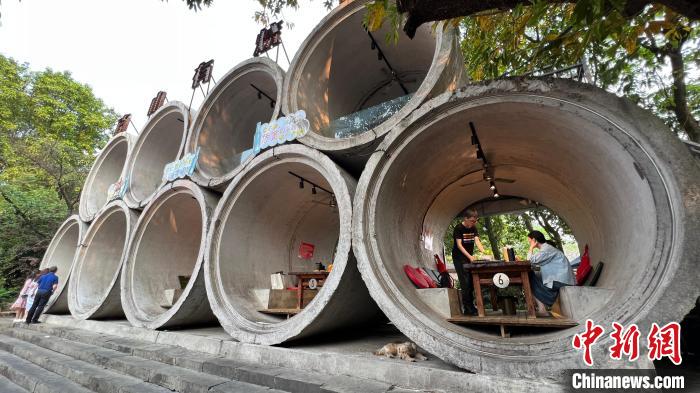 Restaurante no interior de tubos de cimento se torna viral na internet em Chongqing