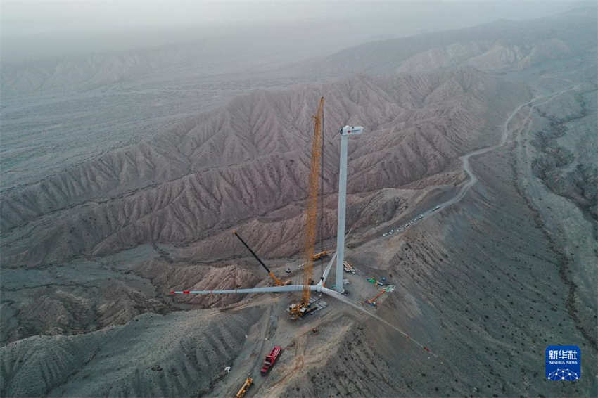 Primeira turbina eólica é instalada na província mais ocidental da China