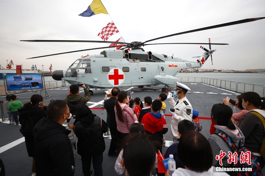 Marinha chinesa realiza visitas públicas a embarcações militares em Qingdao