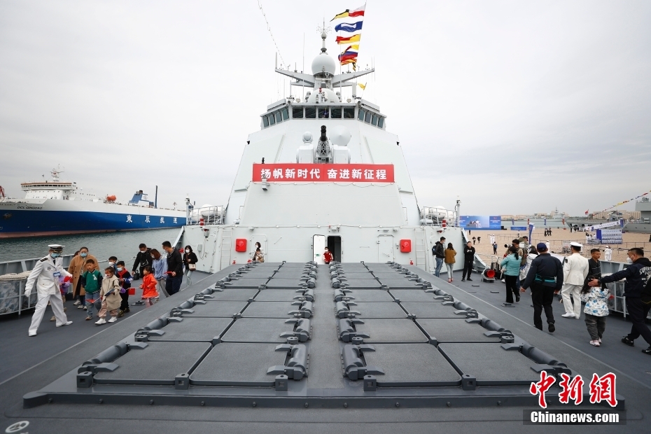 Marinha chinesa realiza visitas públicas a embarcações militares em Qingdao