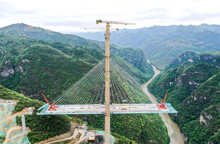 Construção da ponte Hongjun sobre rio Chishui decorre no sudoeste da China