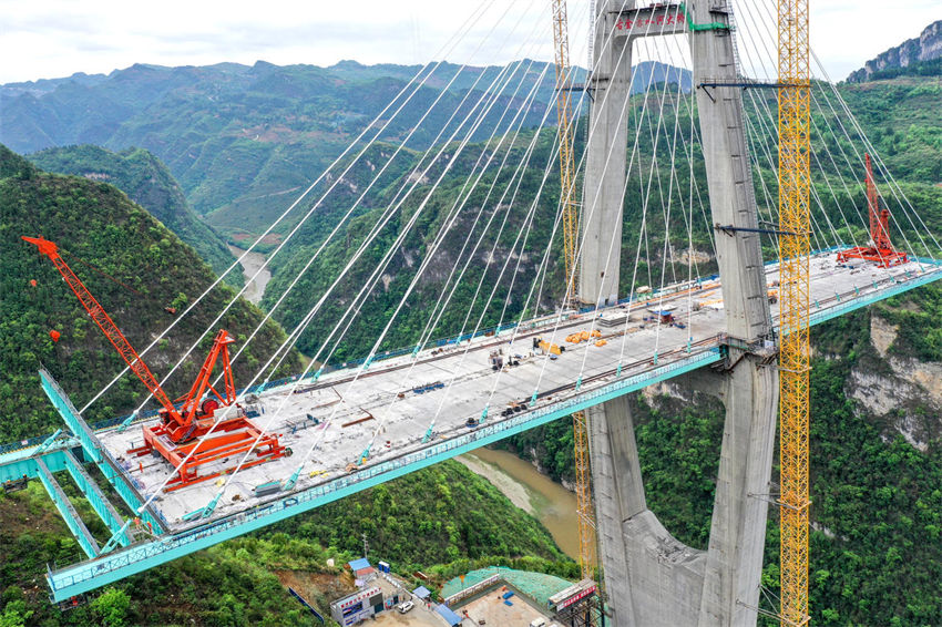 Construção da ponte Hongjun sobre rio Chishui decorre no sudoeste da China