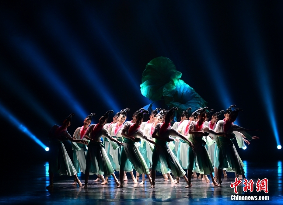 Concurso de dança clássica é realizado no nordeste da China