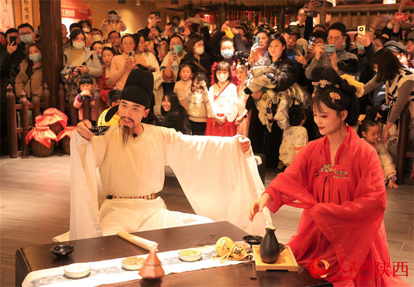 Área cênica temática da dinastia Tang atrai visitantes durante feriado em Xi'an