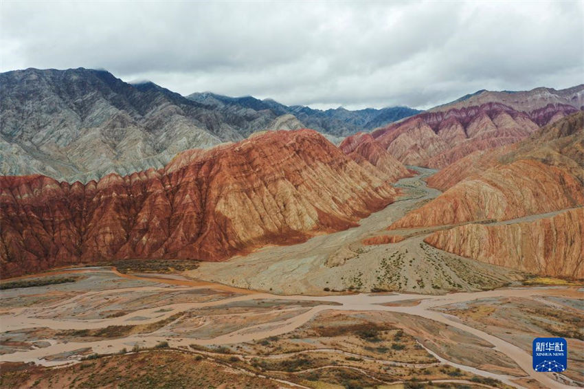 Galeria: cenário pitoresco de interseção das montanhas Kunlun e Tianshan