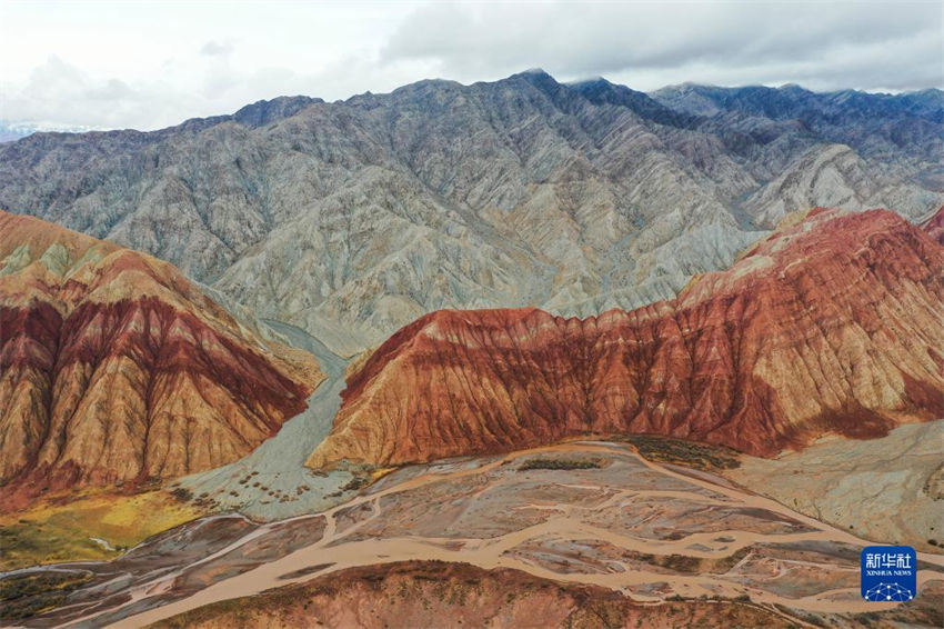 Galeria: cenário pitoresco de interseção das montanhas Kunlun e Tianshan