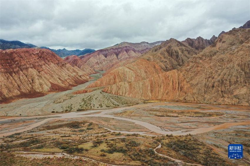 Galeria: cenário pitoresco de interseção das montanhas Kunlun e Tianshan