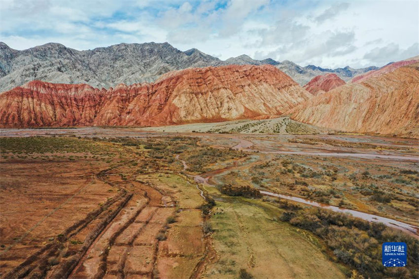 Galeria: cenário pitoresco de interseção das montanhas Kunlun e Tianshan