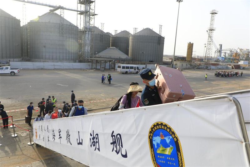 Navios da marinha chinesa evacuam cidadãos nacionais do Sudão