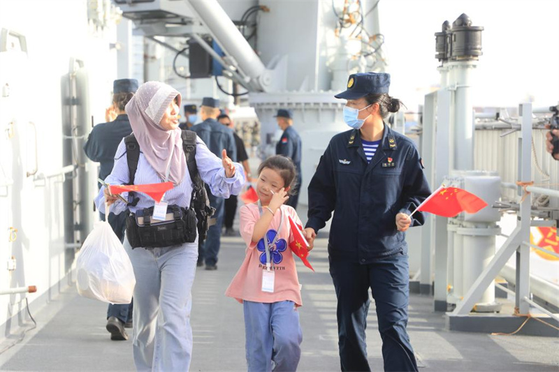 Navios da marinha chinesa evacuam cidadãos nacionais do Sudão