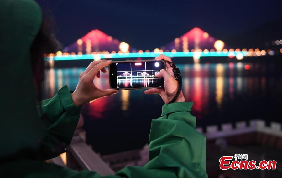 Show de luzes 3D é realizado em pontes de Chongqing