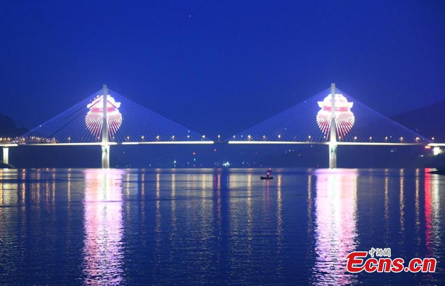 Show de luzes 3D é realizado em pontes de Chongqing