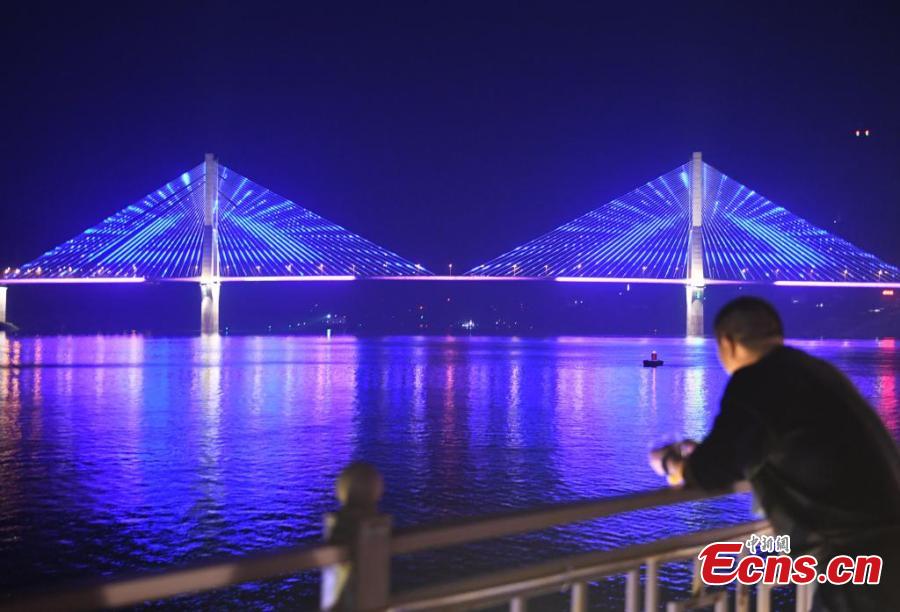 Show de luzes 3D é realizado em pontes de Chongqing