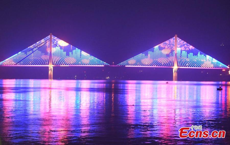 Show de luzes 3D é realizado em pontes de Chongqing