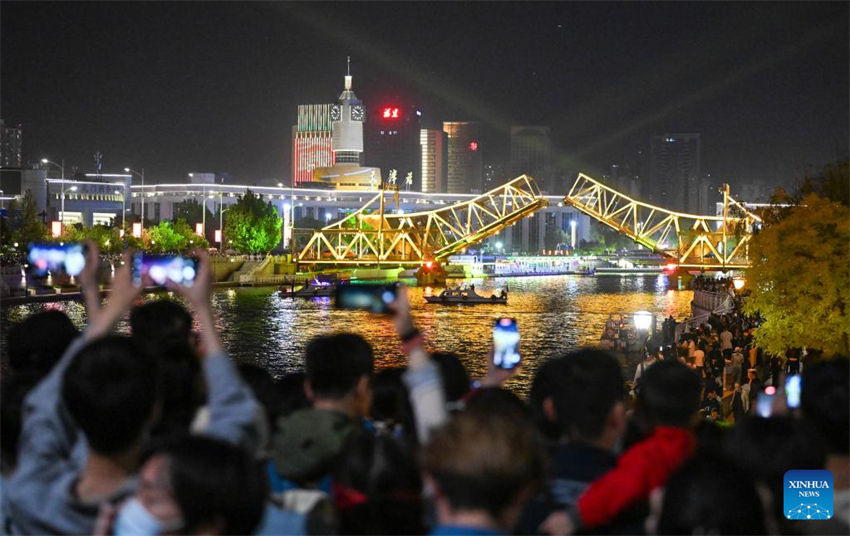 Galeria: paisagem noturna da ponte Jiefang em Tianjin, no norte da China