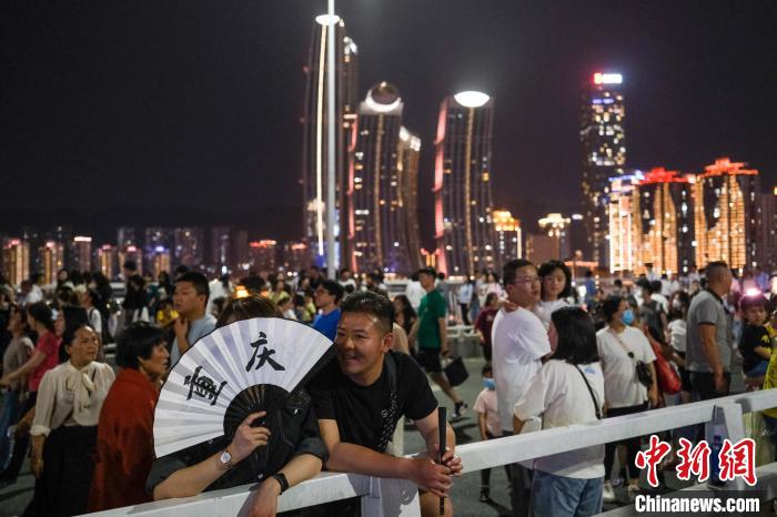 Galeria: ponte icônica repleta de visitantes no sudoeste da China